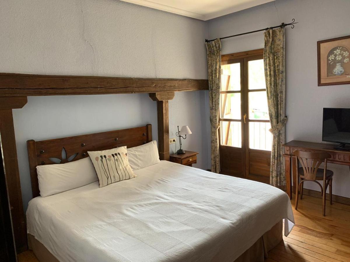 Hotel Charle Jaca Ngoại thất bức ảnh